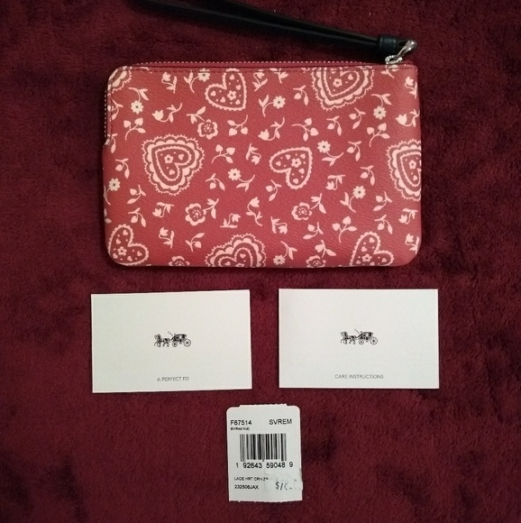 ⭐SALE⭐ PRICE FIRM Coach Lace Heart Corner Wristlet - Picture 2 of 7
